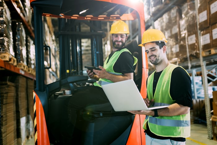 people-working-in-warehouse-2021-08-27-09-31-38-utc