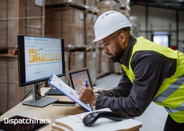 Profesional gestionando operaciones logísticas en supply chain
